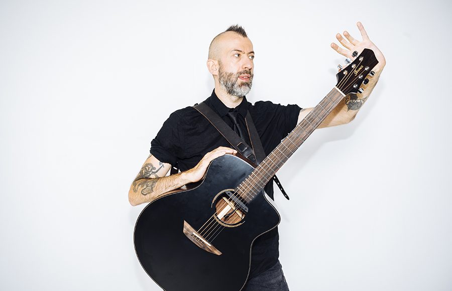 Jon_Gomm_IBANEZ_photo_by_Tom_Martin (13)
